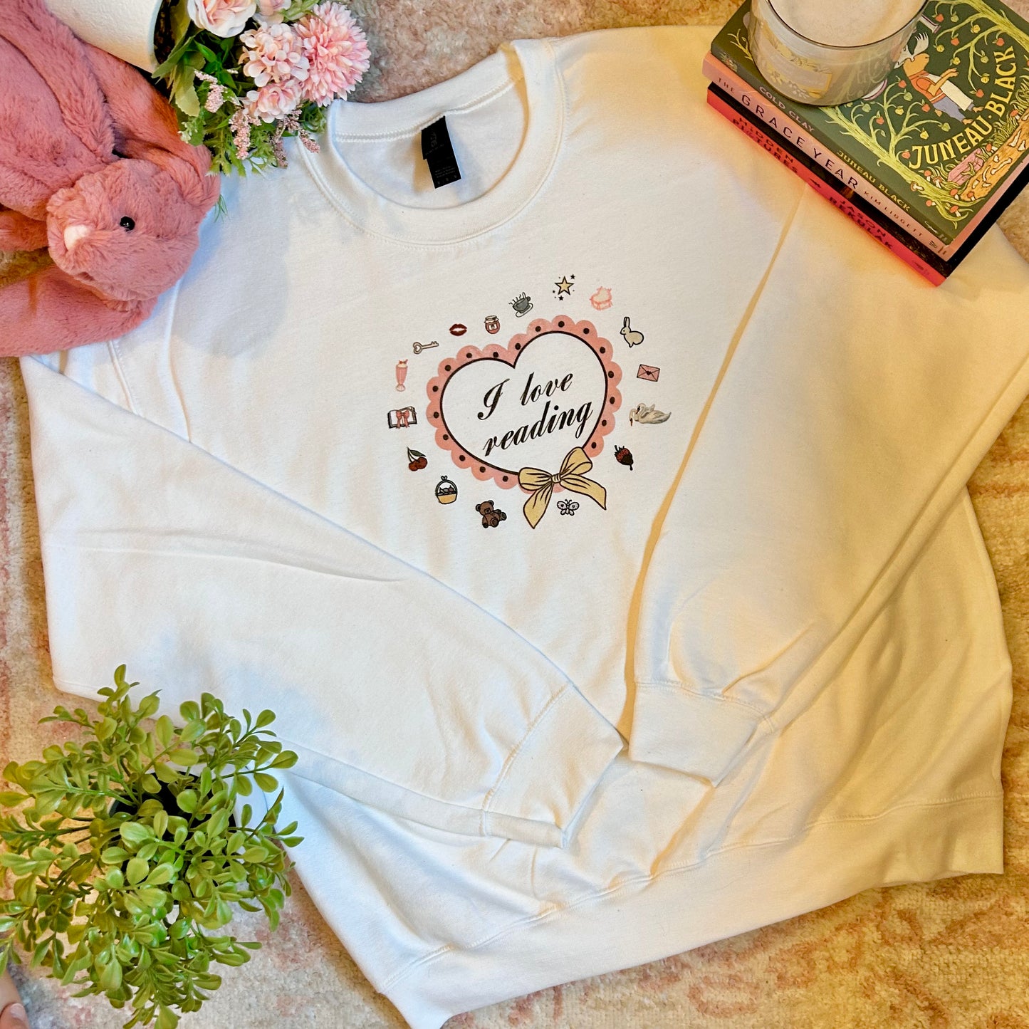 I love reading! - Coquette doodles white sweatshirt